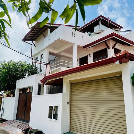 Sand & Surf Guest House Негомбо Екстер'єр фото