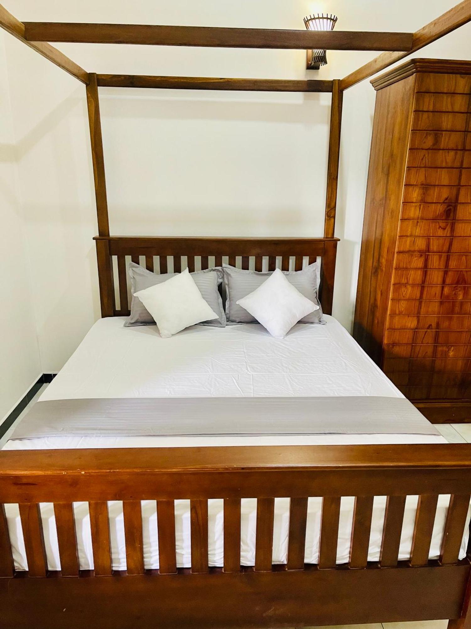 Sand & Surf Guest House Негомбо Екстер'єр фото
