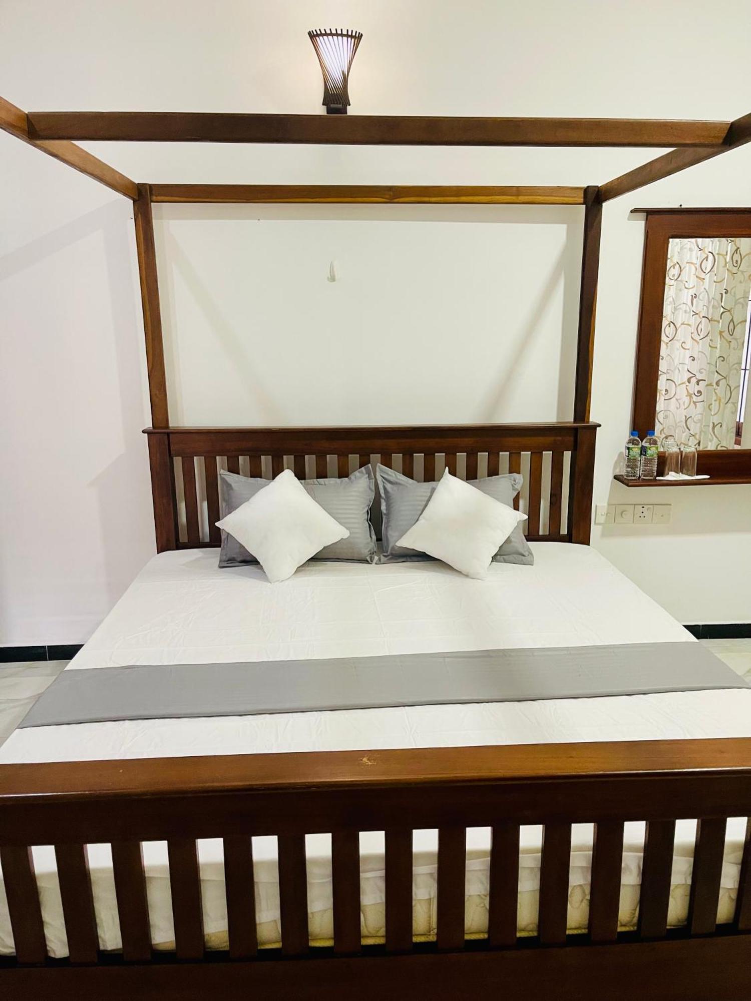 Sand & Surf Guest House Негомбо Екстер'єр фото