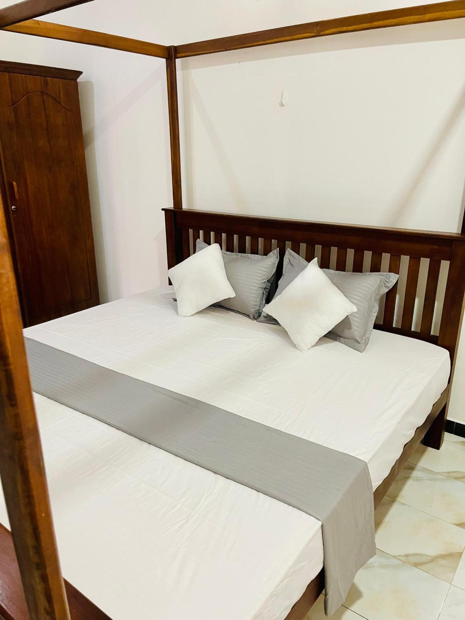 Sand & Surf Guest House Негомбо Екстер'єр фото