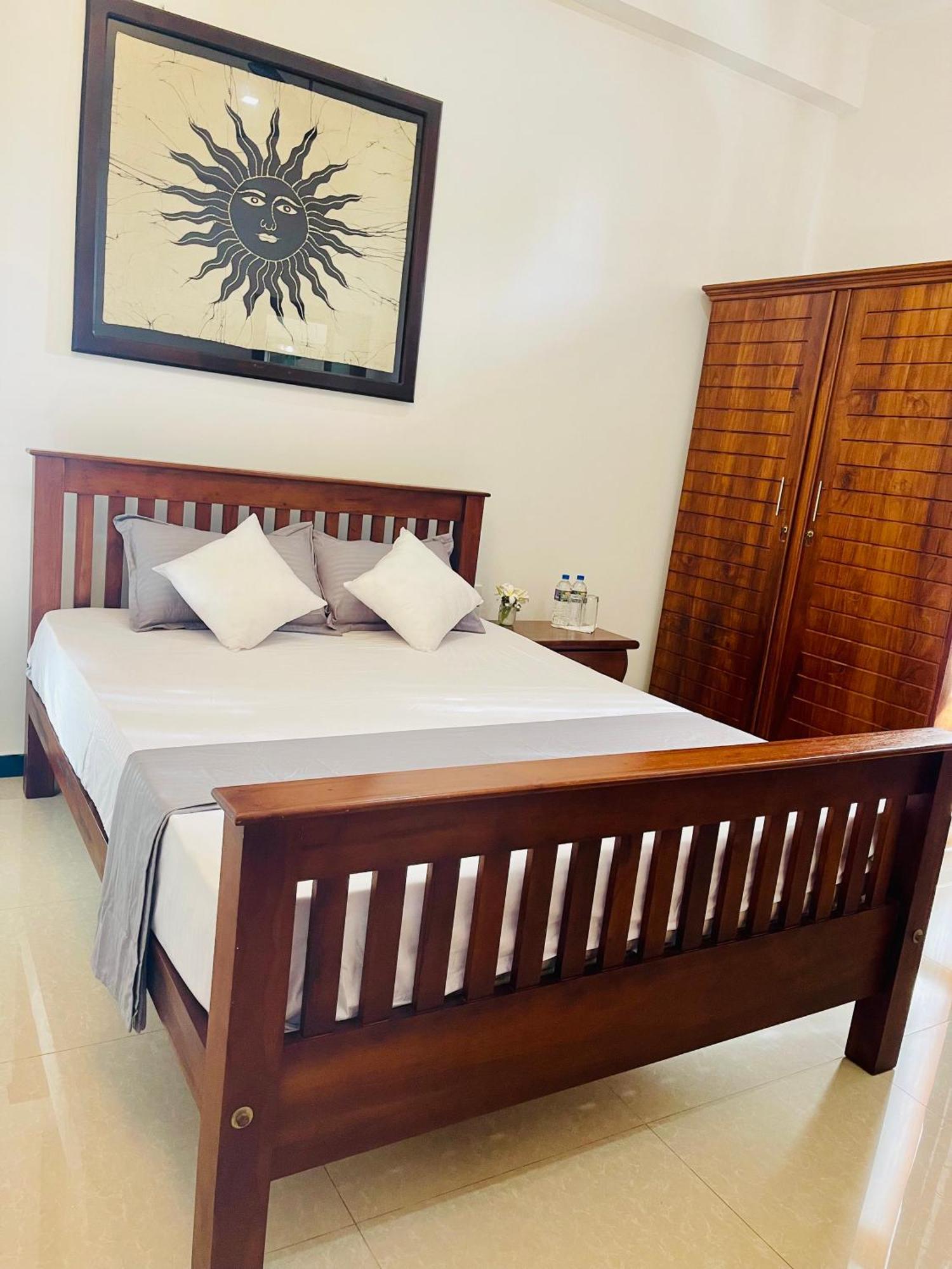 Sand & Surf Guest House Негомбо Екстер'єр фото