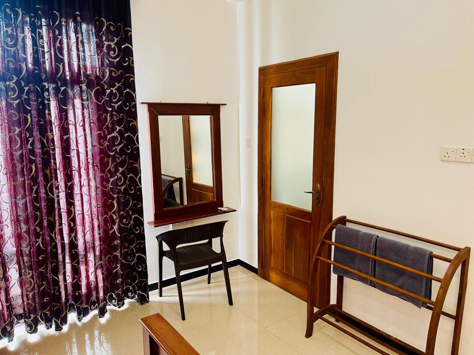 Sand & Surf Guest House Негомбо Екстер'єр фото