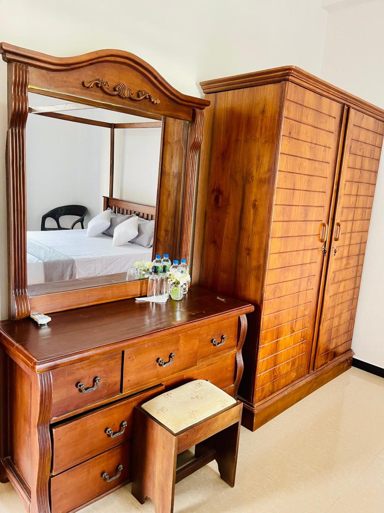Sand & Surf Guest House Негомбо Екстер'єр фото