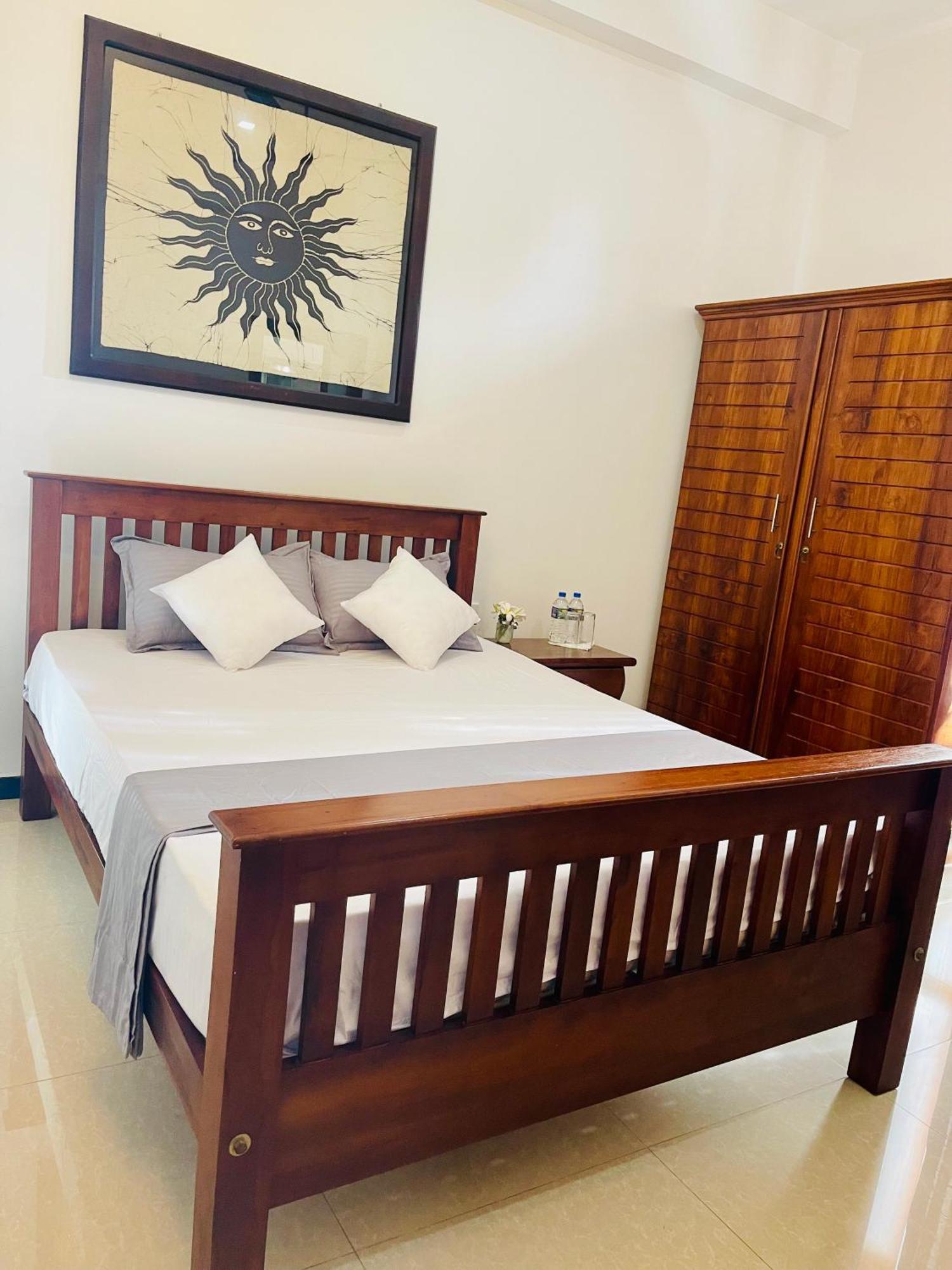 Sand & Surf Guest House Негомбо Екстер'єр фото