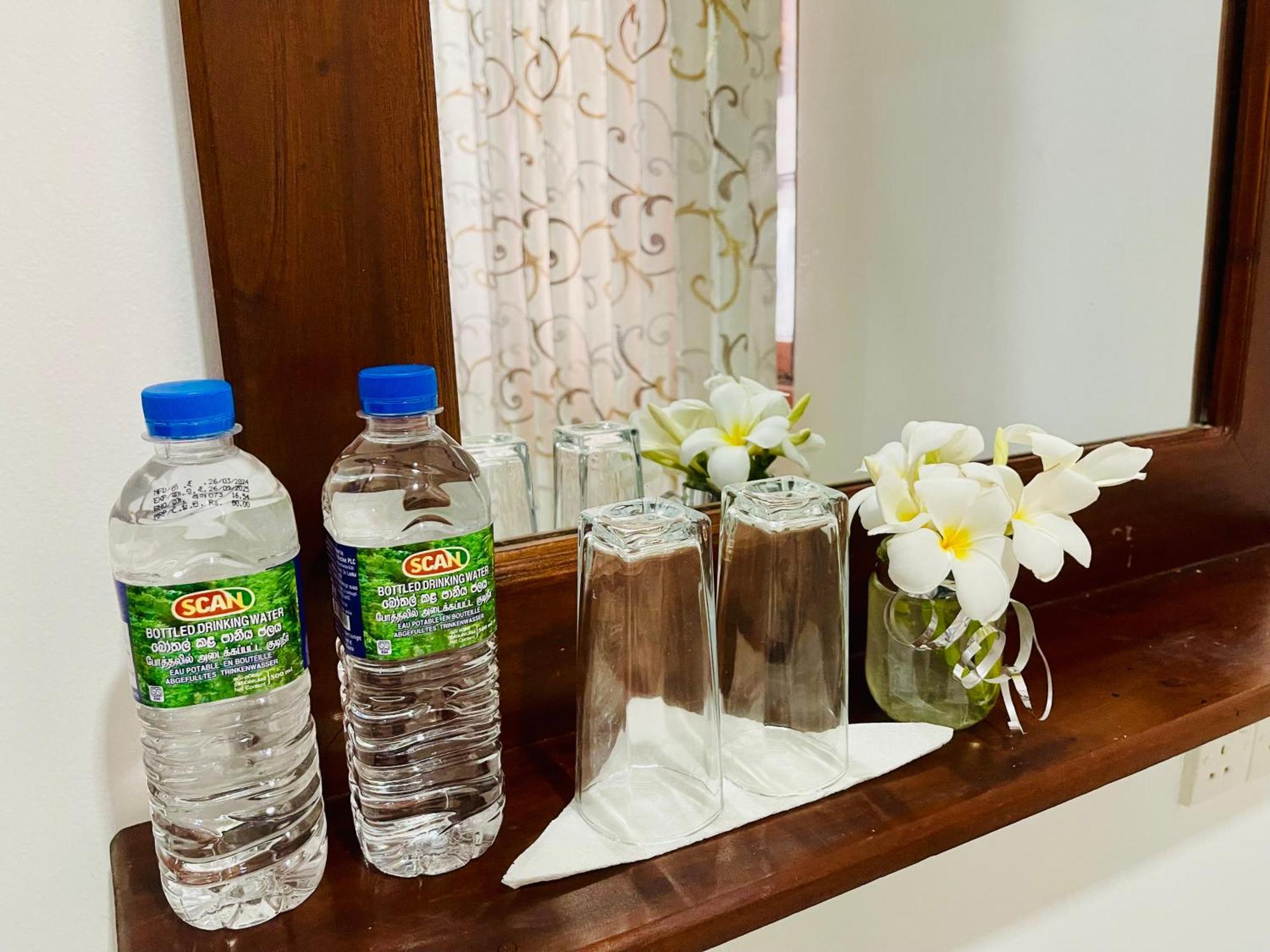 Sand & Surf Guest House Негомбо Екстер'єр фото