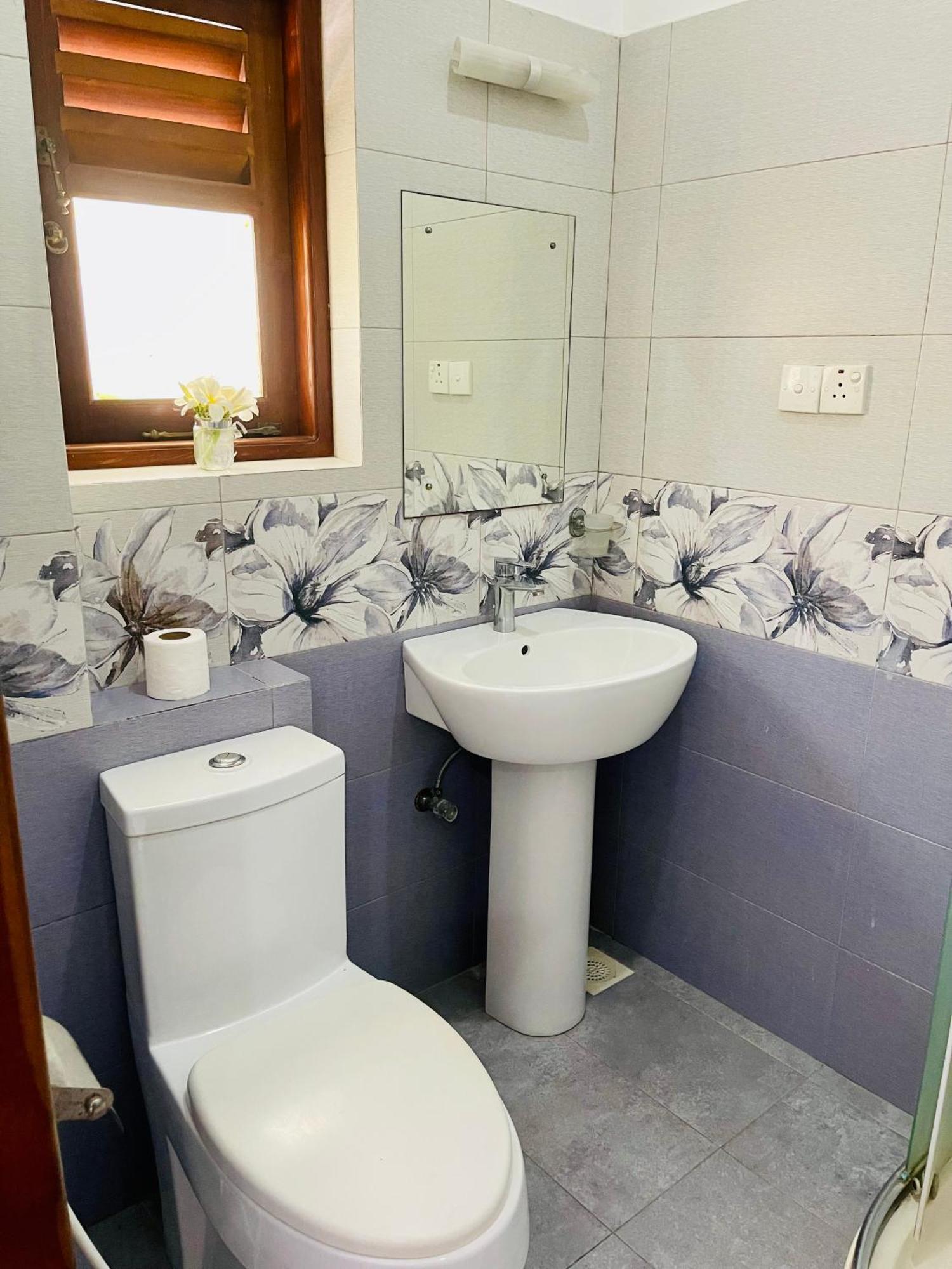 Sand & Surf Guest House Негомбо Екстер'єр фото