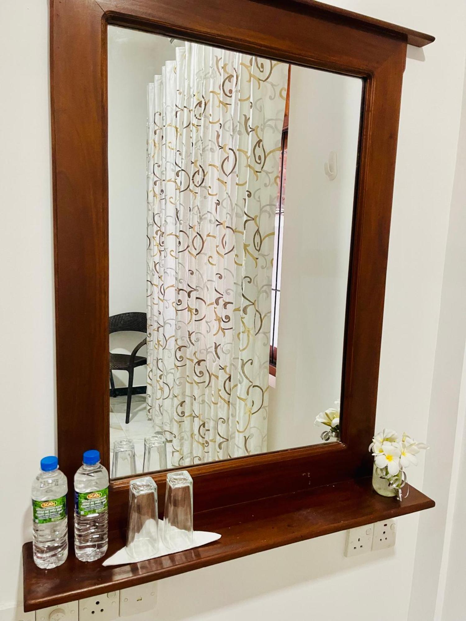 Sand & Surf Guest House Негомбо Екстер'єр фото
