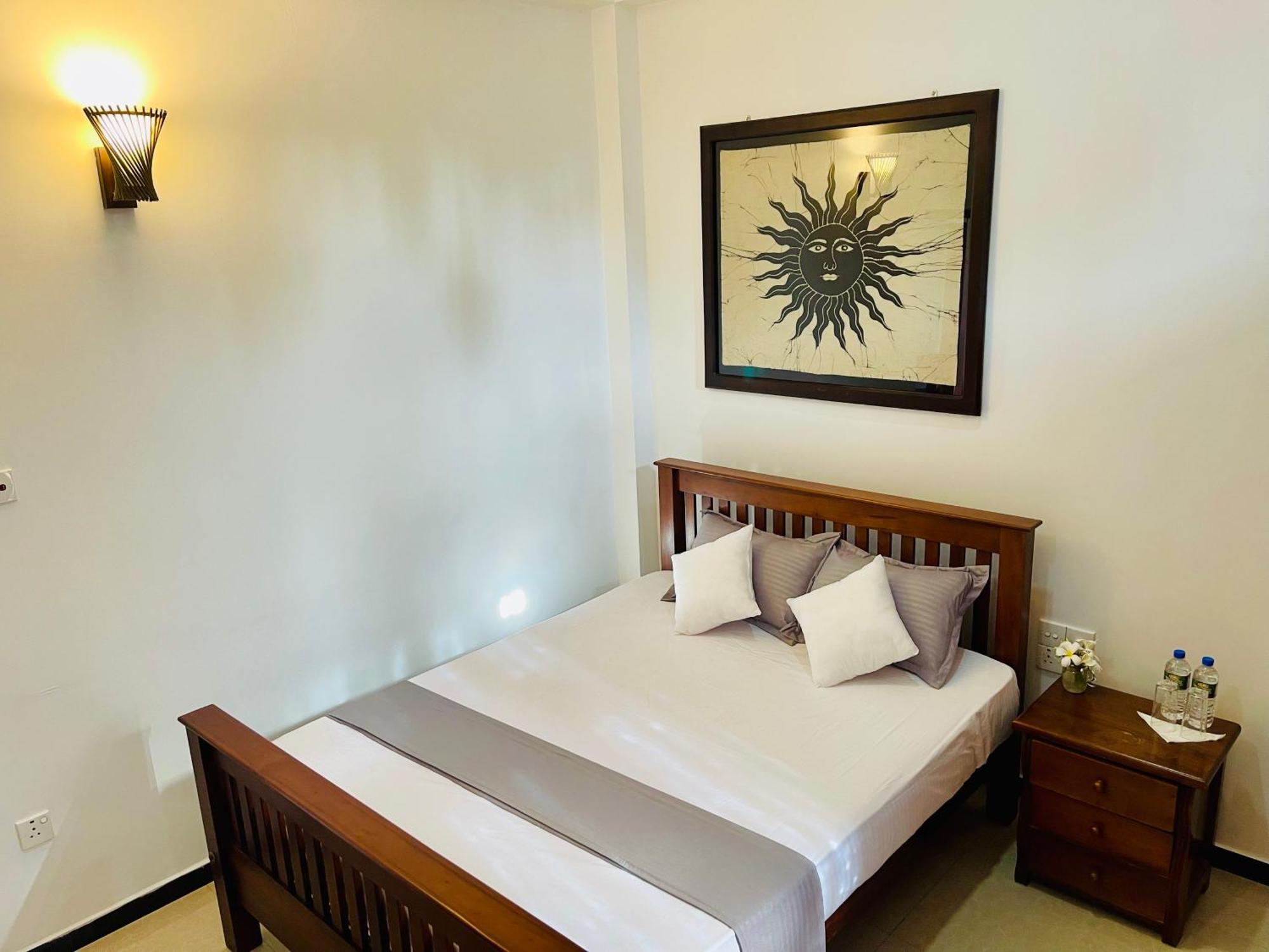Sand & Surf Guest House Негомбо Екстер'єр фото