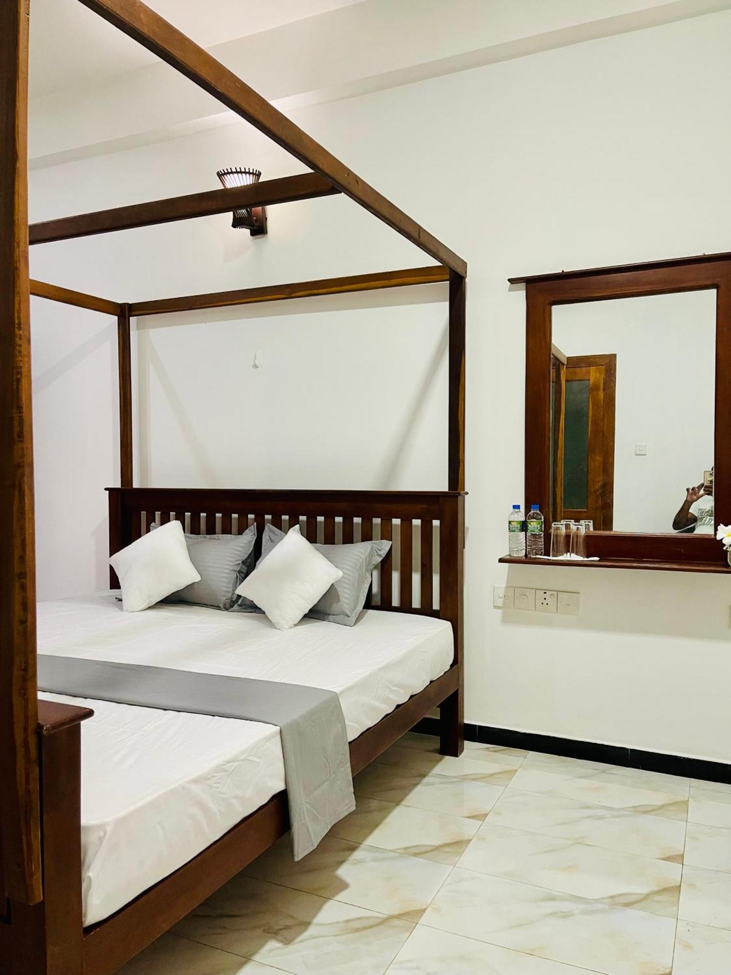 Sand & Surf Guest House Негомбо Екстер'єр фото
